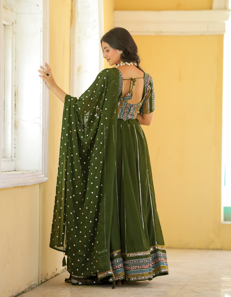 A world of elegance with this heavy embroidery choli and lehenga set